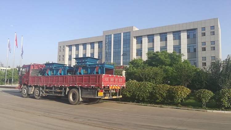 3臺給煤機(jī)裝車發(fā)貨