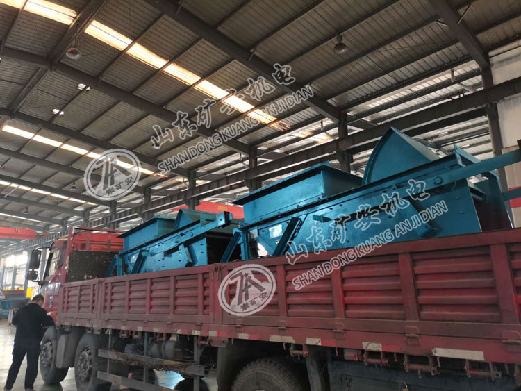 山東礦安機(jī)電一批往復(fù)式給煤機(jī)裝車發(fā)貨