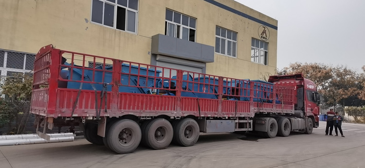 山東礦安機電一批往復式給煤機裝車發(fā)往山西