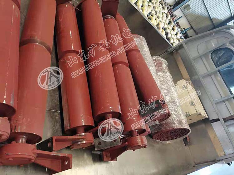 我公司一批給煤機(jī)配件在倉庫裝車發(fā)貨