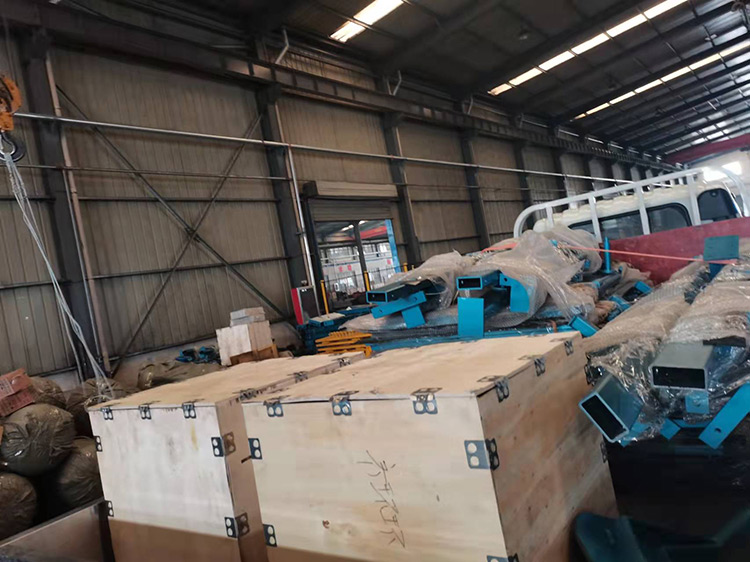 山東礦安機(jī)電生產(chǎn)的一批無(wú)壓風(fēng)門裝車發(fā)貨