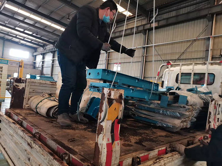 山東礦安機電生產的一批無壓風門裝車發(fā)貨