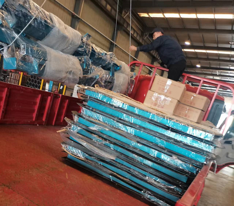 山東礦安機(jī)電生產(chǎn)的一批無(wú)壓風(fēng)門(mén)裝車發(fā)貨