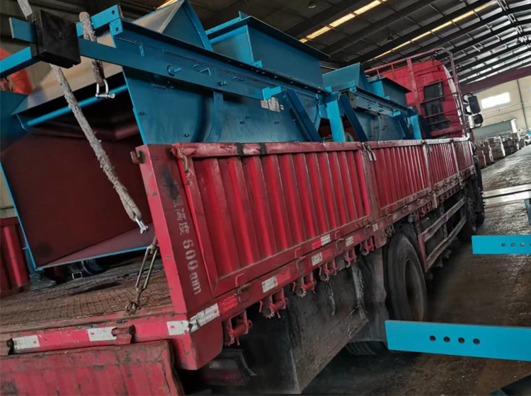 山東礦安機電生產的往復式給煤機裝車發(fā)貨