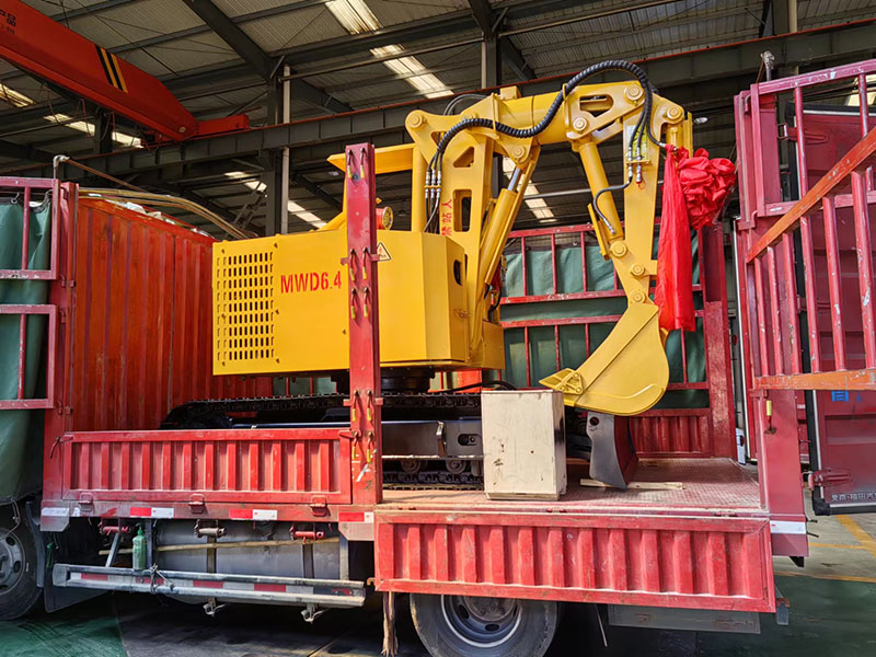山東礦安機(jī)電自主研發(fā)生產(chǎn)的液壓挖掘機(jī)專(zhuān)車(chē)發(fā)貨