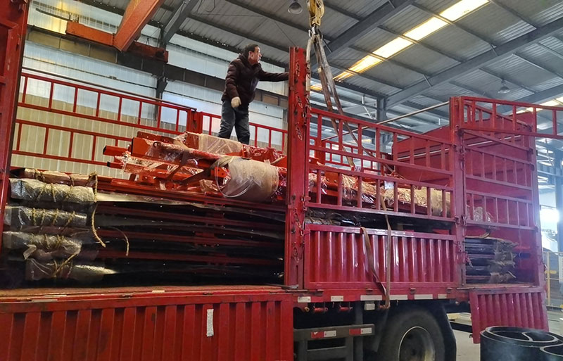 由礦安機(jī)電生產(chǎn)的一批無(wú)壓風(fēng)門(mén)裝車(chē)發(fā)貨